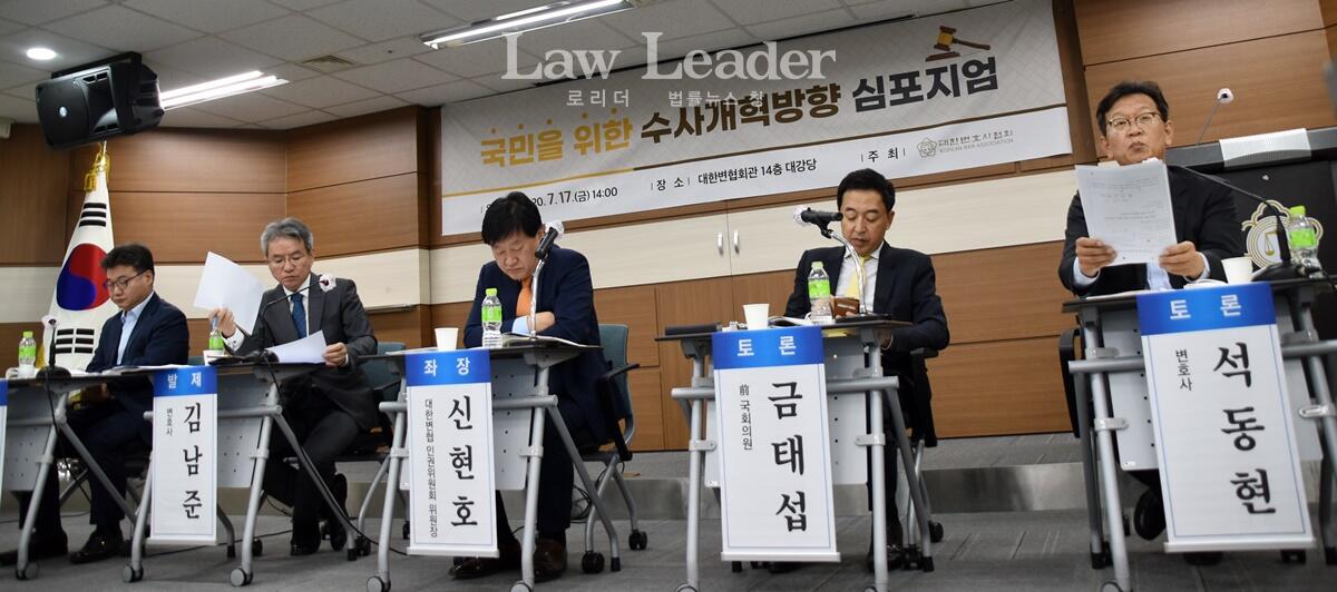 토론하는 석동현 변호사