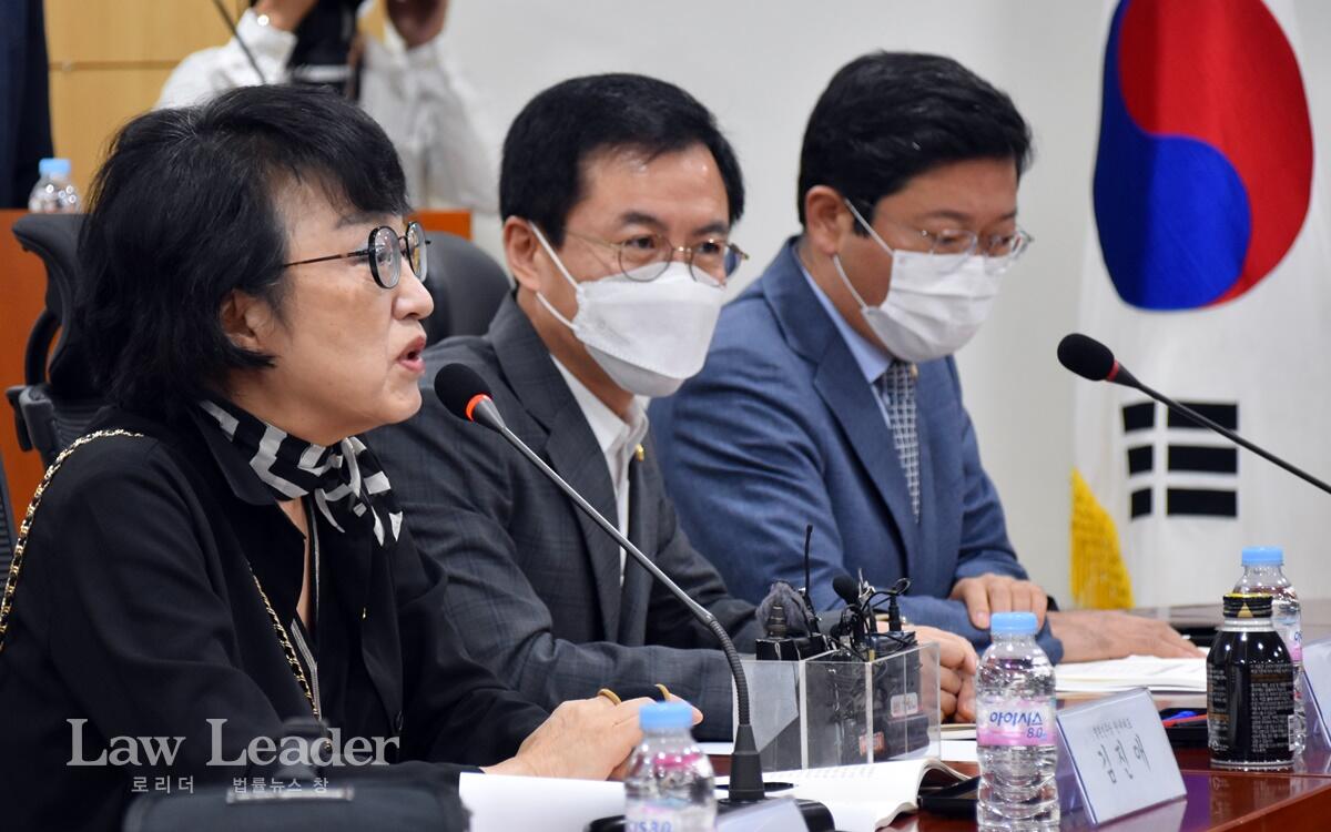 축사하는 김진애 의원, 그 옆에 더불어민주당 윤영덕 의원, 김승원 의원이 경청하고 있다.
