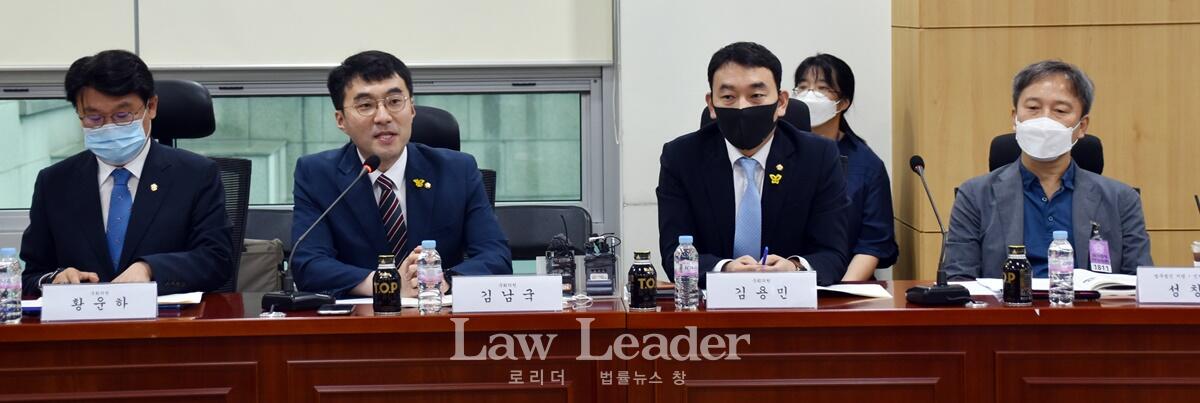 좌측부터 황운하 의원, 김남국 의원, 김용민 의원, 민변 사법센터장 성창익 변호사