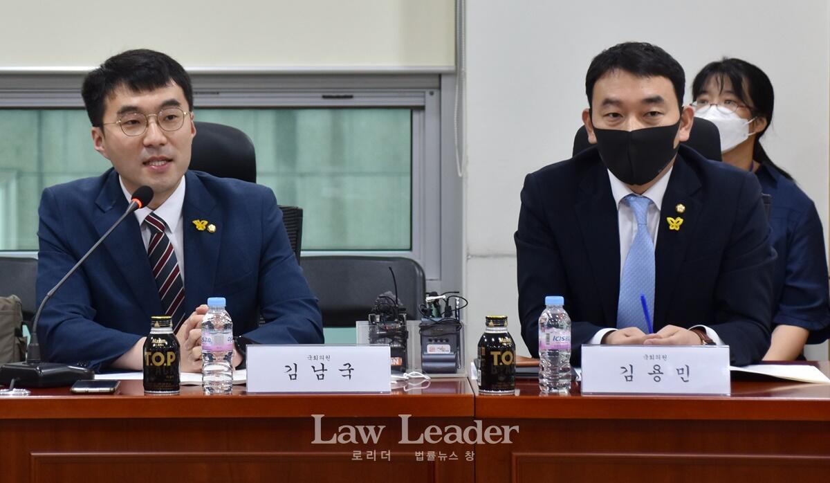 인사말을 하는 김남국 의원과 김용민 의원