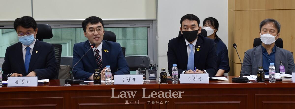 황운화 의원, 인사말하는 김남국 의원, 김용민 의원, 민변 사법센터장 성창익 변호사