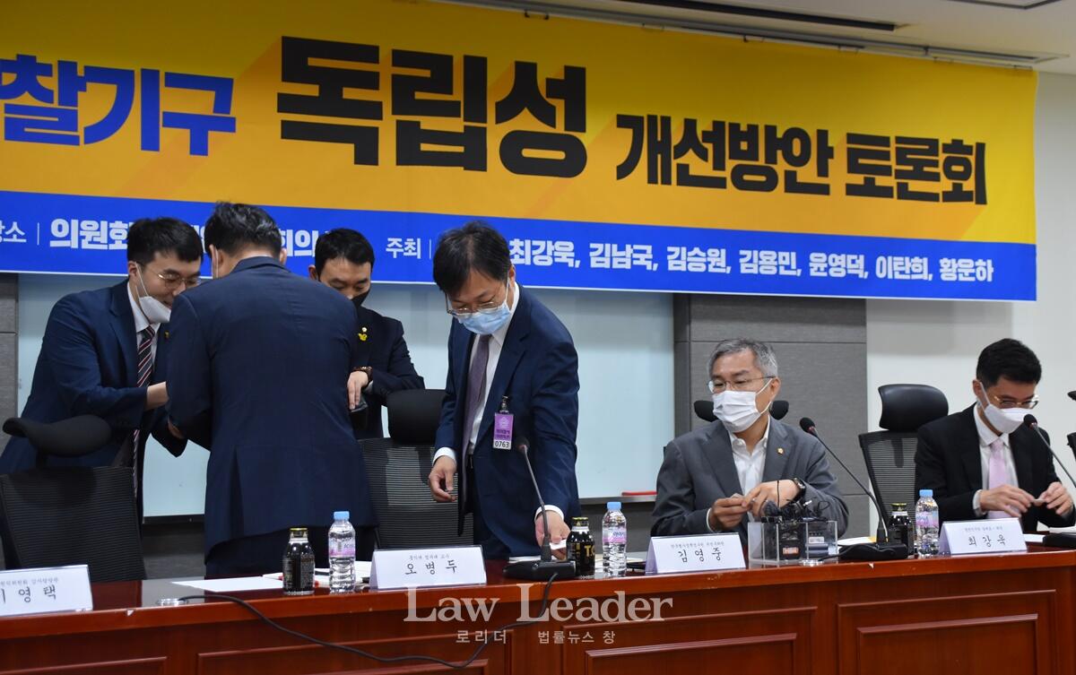 토론회 주제발표자들과 명함을 나누는 김남국 의원과 김용민 의원