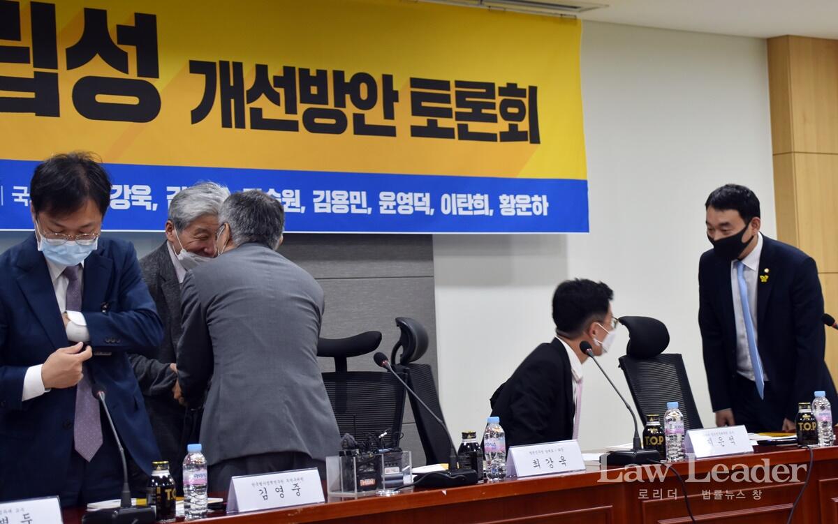 최강욱 의원과 인사 나누는 민경한 변호사 / 우측 김용민 의원은 지은석 전북대 로스쿨 교수와 인사를 나누고 있다.