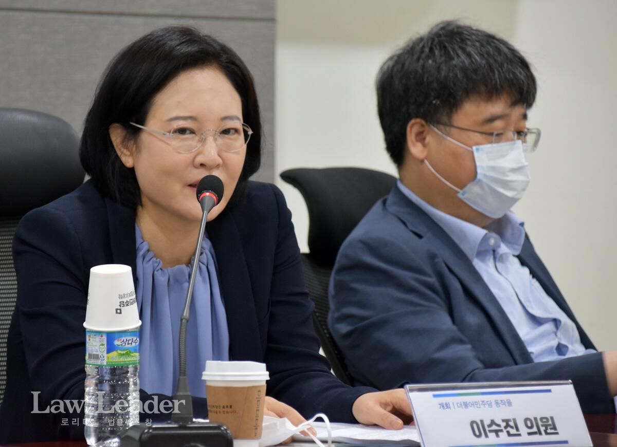 이수진 더불어민주당 국회의원과 오픈넷 이사장 황성기 교수