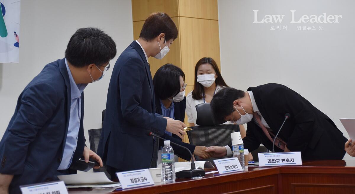 김한규 변호사가 이수진 의원와 악수를 나눌 때 허리를 굽혀 정중하게 인사하고 있다.
