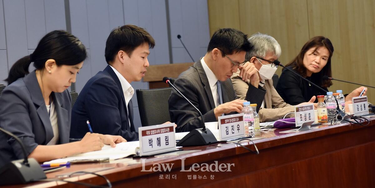 김진우 법무부 검사가 토론하고 있다.