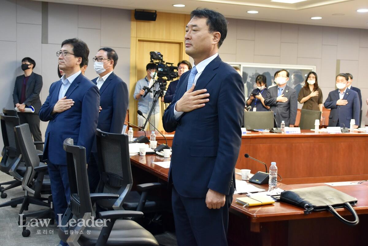 국민의례하는 황희석 변호사(앞), 왼쪽이 좌장 김인회 인하대 법학전문대학원 교수