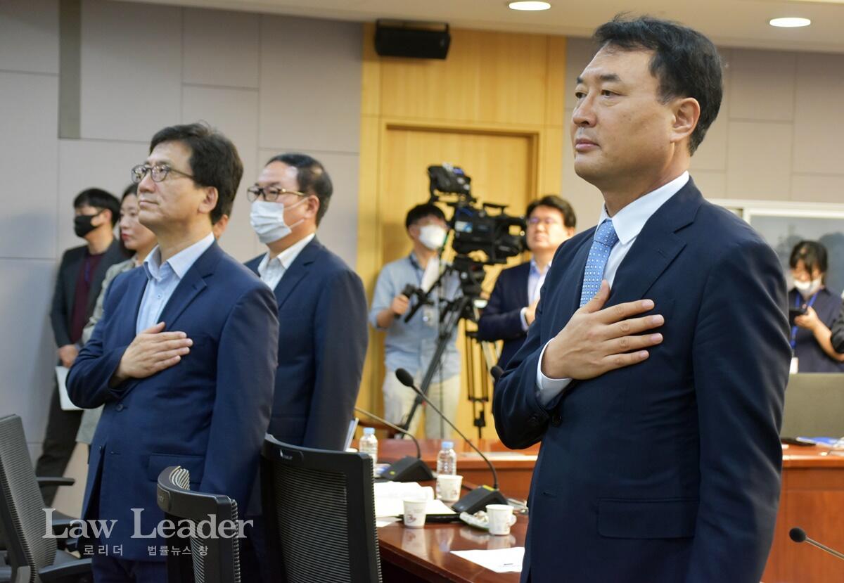 <br>국민의례하는 황희석 변호사(앞), 왼쪽이 좌장 김인회 인하대 법학전문대학원 교수<br>