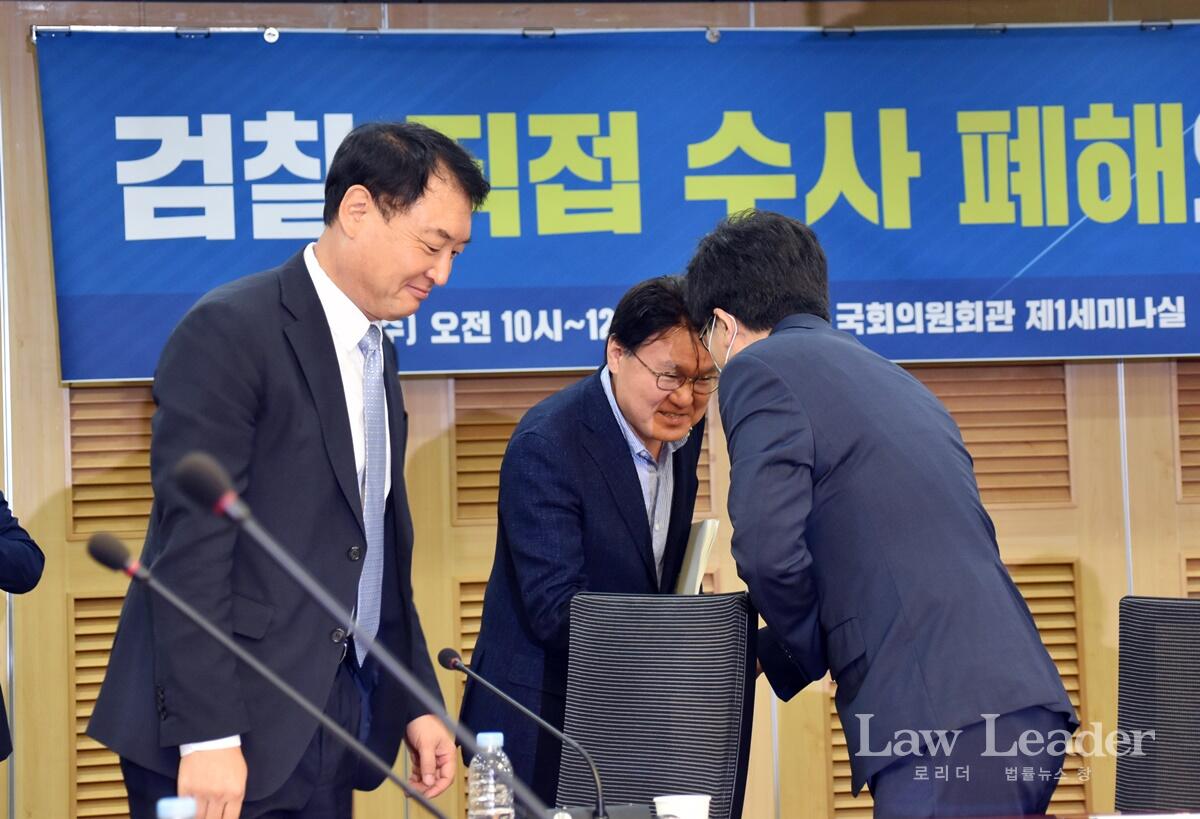 황운하 의원이 황희석 변호사, 좌장 김인회 인하대 법학전문대학원 교수와 반갑게 악수하고 있다.
