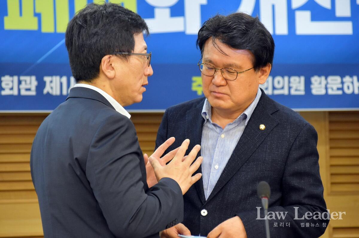 좌장 김인회 인하대 법학전문대학원 교수와 세미나 주최자 황인하 의원이 대화하고 있다.