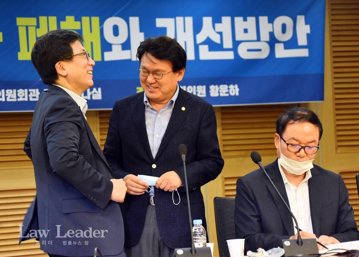 좌장 김인회 교수와 황인하 국회의원이 대화하다가 웃고 있다.