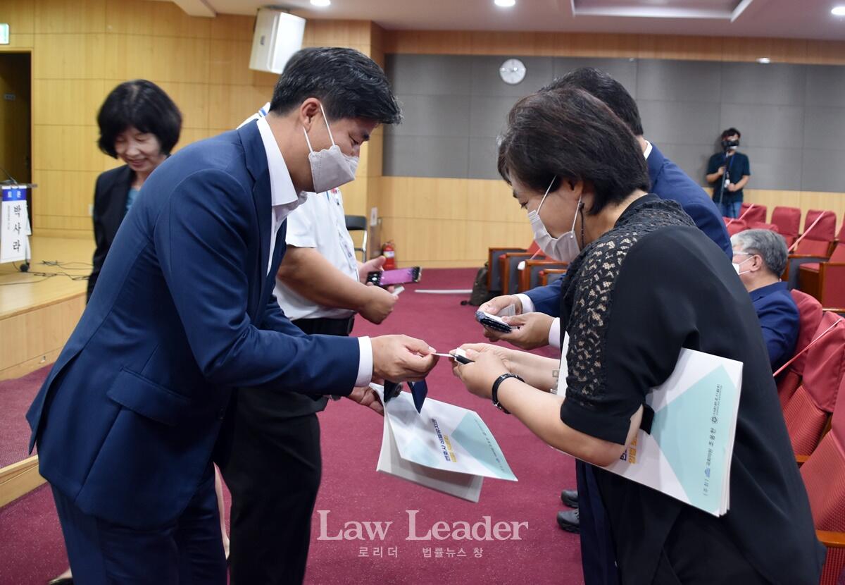 변호사 출신 박상혁 의원과 왕미양 변협 사무총장이 명함을 주고받고 있다.