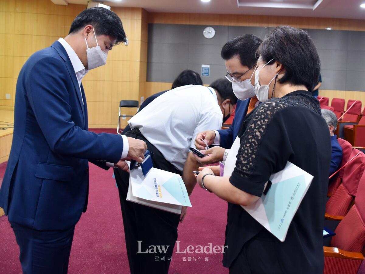 변호사 출신 박상혁 의원이  박종우 서울지방변호사회장, 왕미양 변협 사무총장과 인사를 나누고 있다.
