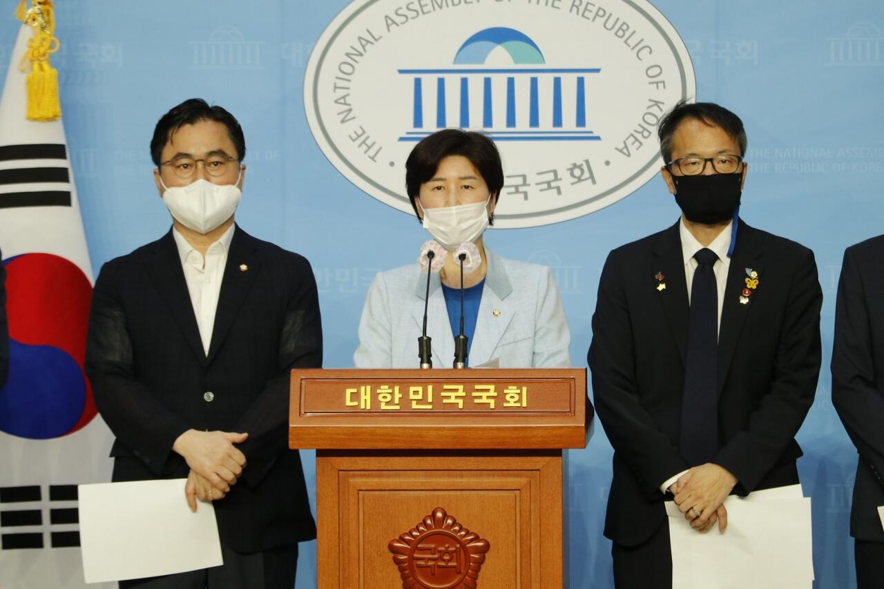 기자회견하는 민주당 법사위원들 김종민 의원, 백혜련 의원, 박주민 의원 / 사진=백혜련 의원 페이스북