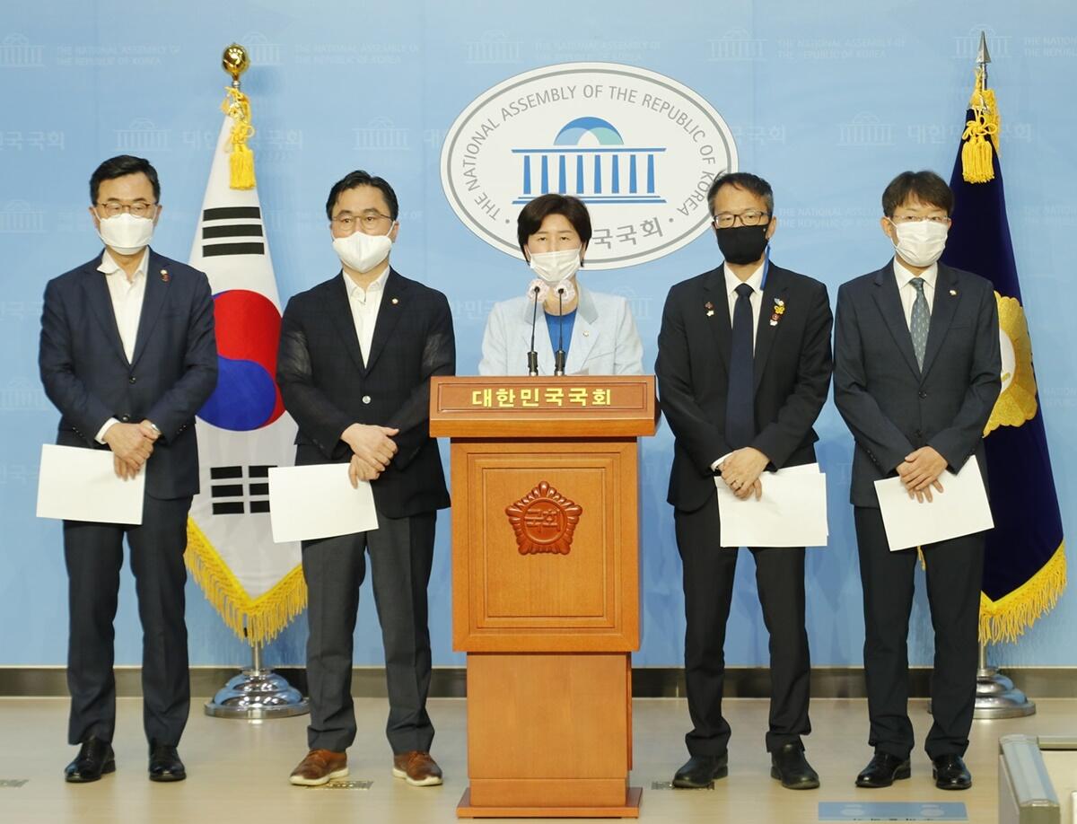 기자회견하는 민주당 법사위원들 소병철 의원, 김종민 의원, 백혜련 의원, 박주민 의원, 최기상 의원 / 사진=백혜련 의원 페이스북