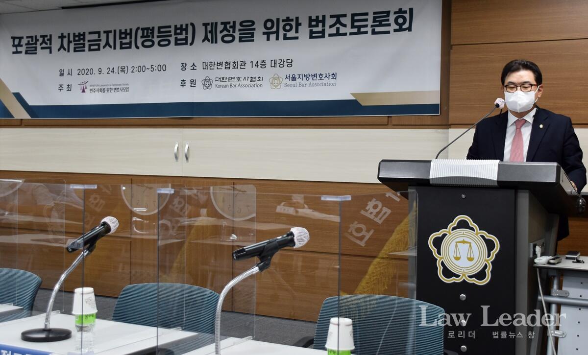 축사하는 박종우 서울지방변호사회 회장