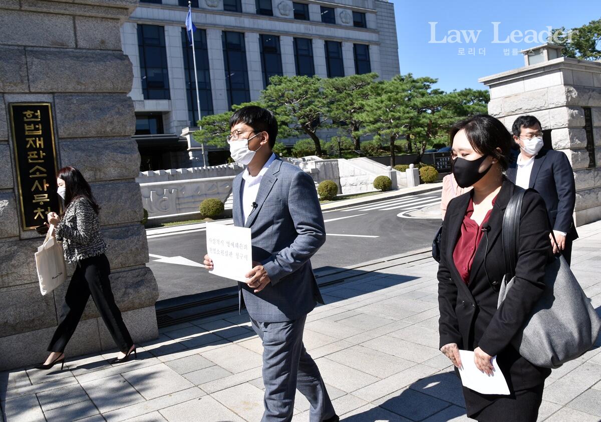 이상현 변호사와 손지원 변호사가 사실적시 명예훼손 헌법소원심판청구서를 제출하러 헌법재판소 별관으로 가고 있다.