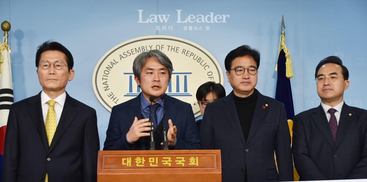 지난 2월 24일 국회에서 열린 기자회견에서 윤소하 의원, 설명하는 임자운 변호사, 우원식 의원, 박홍근 의원<br>