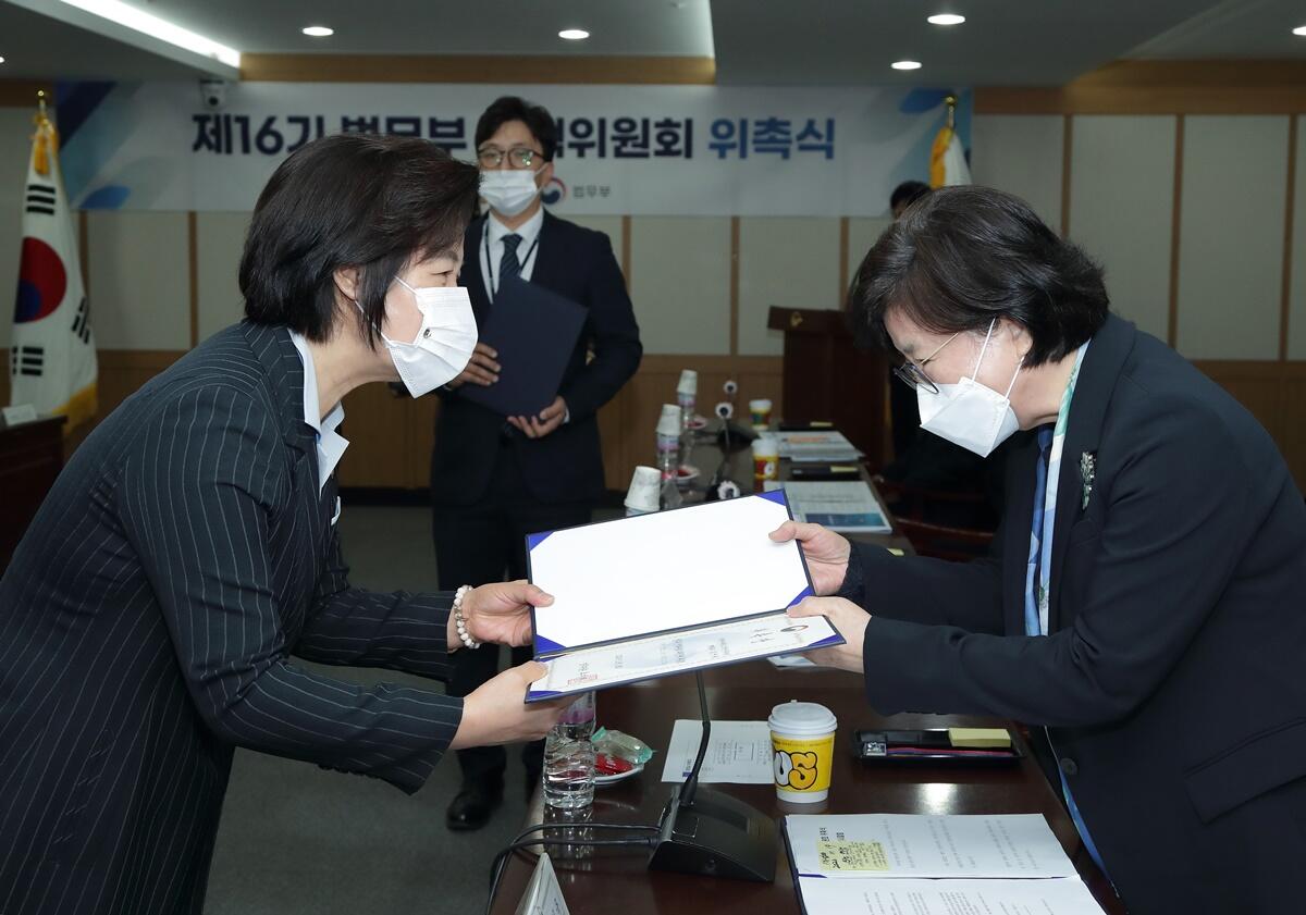 추미애 법무부장관이 김선욱 위원장에게 위촉장을 수여하고 있다. / 사진=법무부