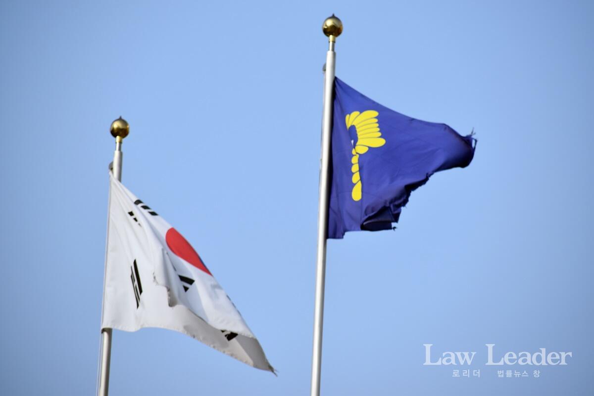 2020년 12월 7일 서울 서초동 대법원 청사 정문 앞에서 휘날리는 법원 깃발이 많이  낡은 모습이었다.