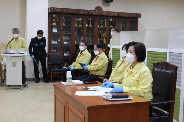 추미애 법무부 장관이 29일 서울동부구치소를 방문해 코로나19 집단 발생과 관련한 현황을 보고받고 있다.