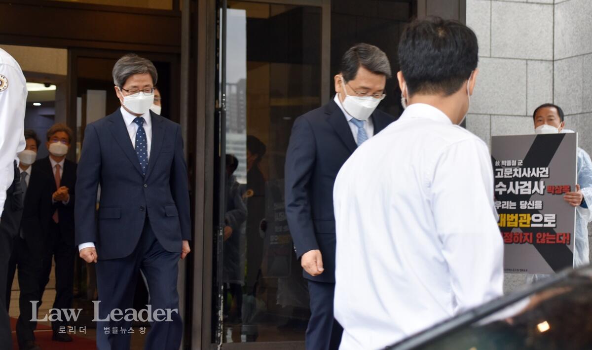 대법원 청사를 나서는 박상옥 대법관을 배웅하는 김명수 대법원장
