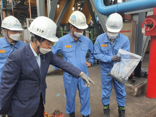 노웅래 의원이 지난 9월 25일 광양제철소를 방문해 독사스 유출 상황을 점검하고 있는 모습.(사진=노웅래 의원실)