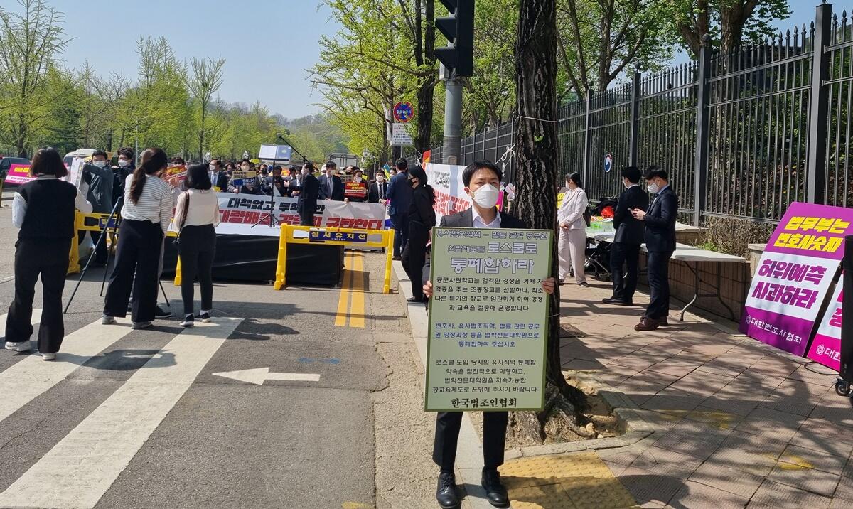 1인 시위하는 김기원 한법협 회장