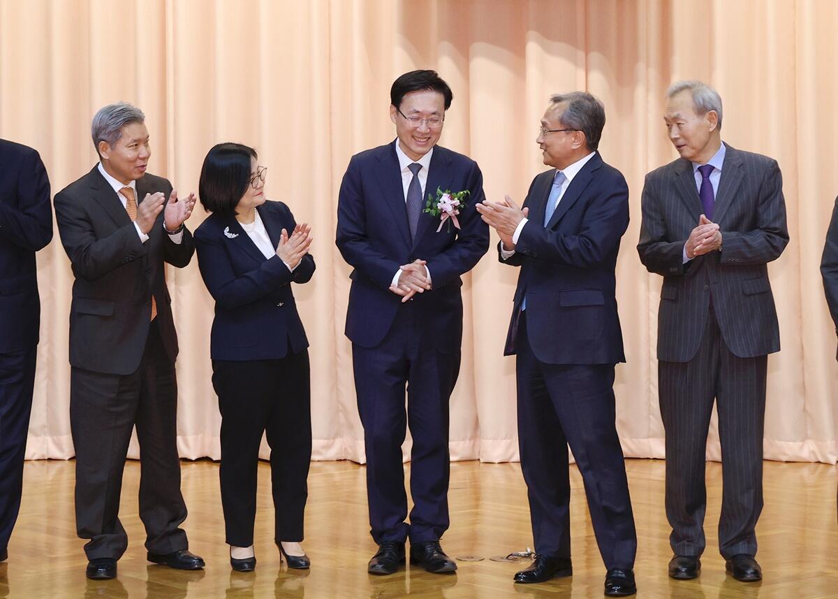 유남석 헌법재판소장과 헌법재판관들로부터 취임 축하를 받고 있는 김형두 헌법재판관