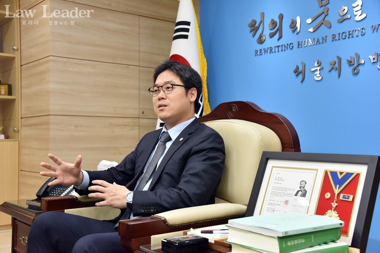 서울지방변호사회 최초로 연임한 김정욱 회장
