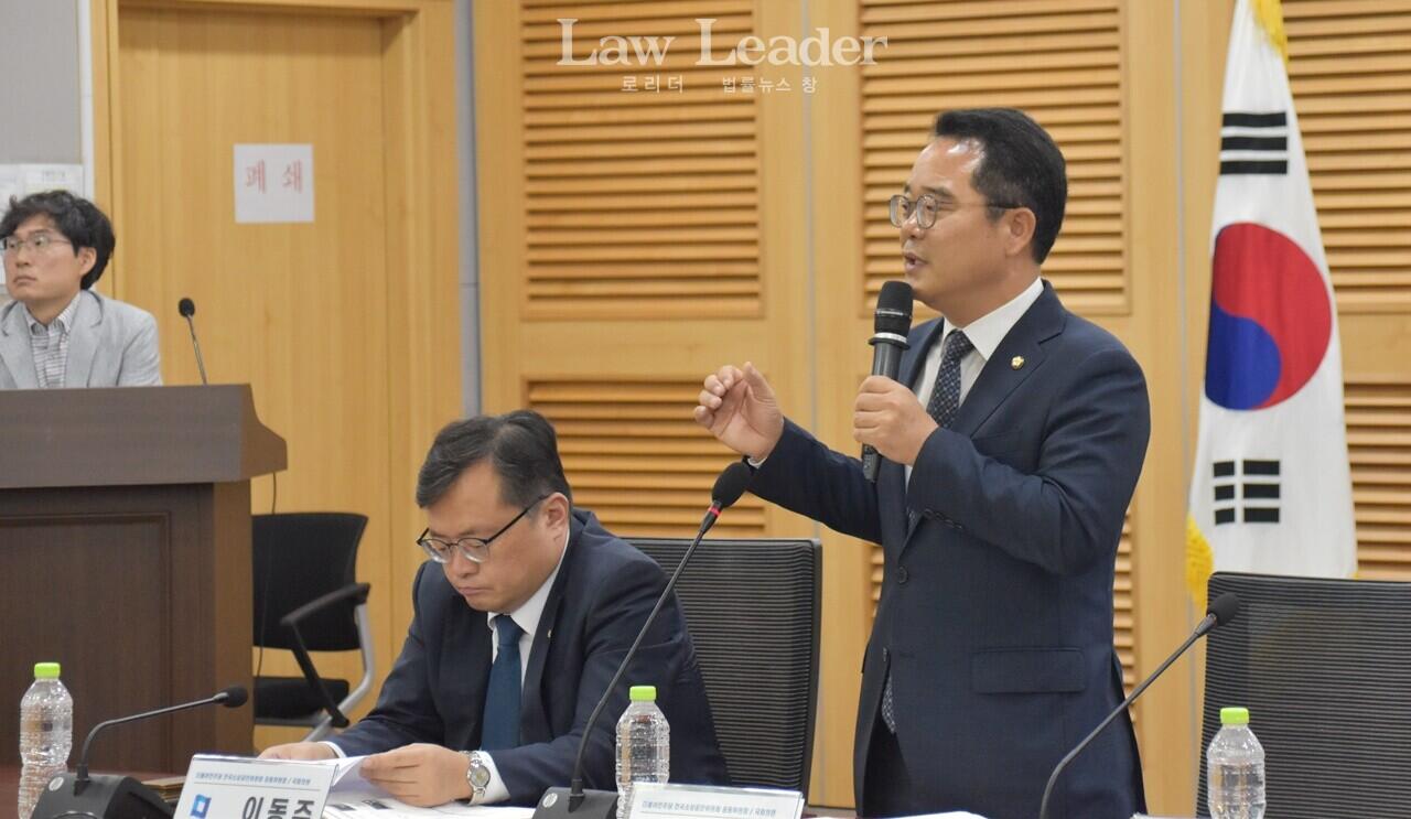 더불어민주당 전국소상공인위원회 위원장인 이동주 국회의원, 민병덕 국회의원