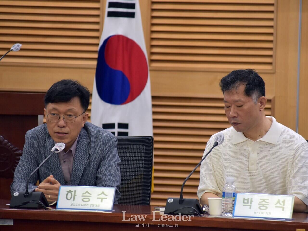 세금도둑잡아라 하승수 공동대표(左), 뉴스타파 박중석 기자(右)