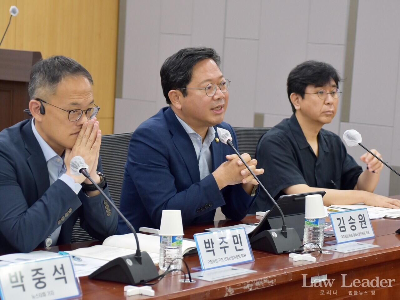 왼쪽부터 박주민 국회의원, 김승원 국회의원, 투명사회를 위한 정보공개센터 김유승 대표
