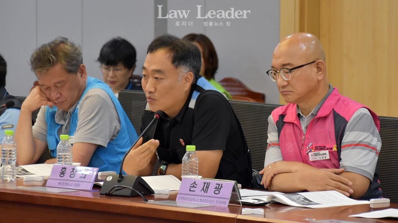 (왼쪽부터) 전국대리운전노조 김주환 위원장, 배달플랫폼노조 홍창의 위원장, 전국학교비정규직노조 방과후강사분과 손재광 전국분과장