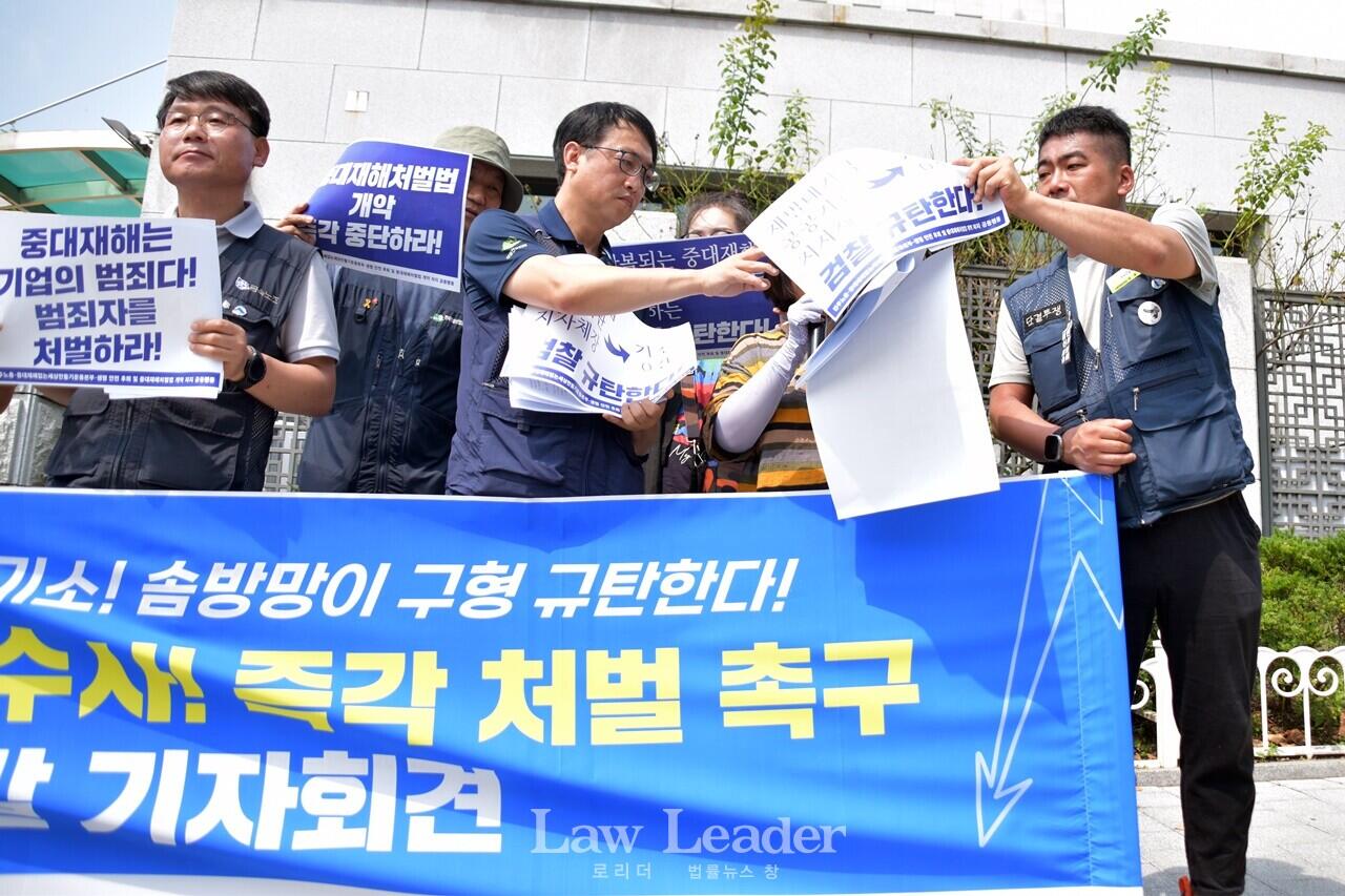 참가한 노조 조합원들이 김미숙 대표에게 직사광선을 가려주고 있다.