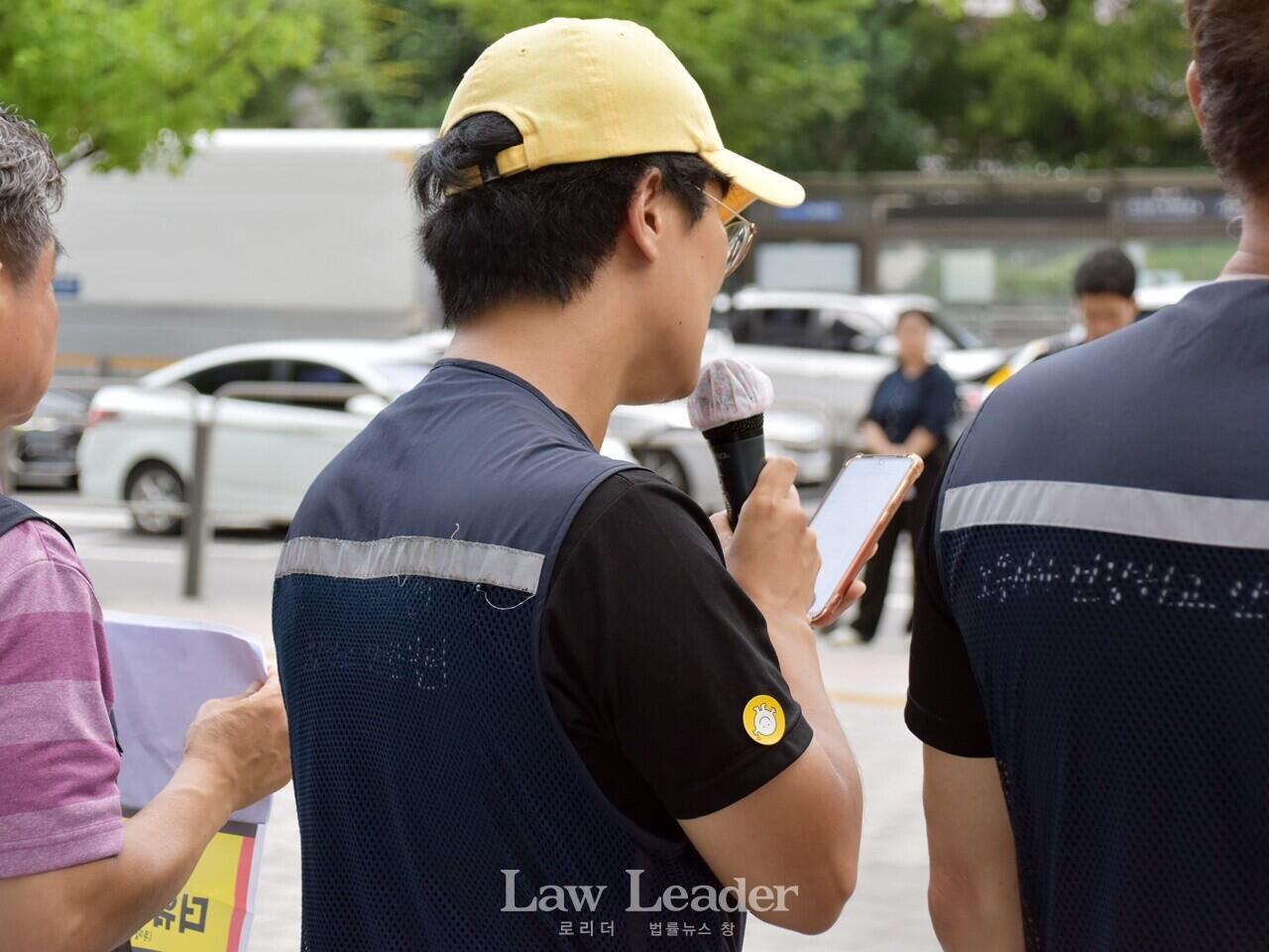 현장 발언문을 대독하는 쿠팡물류센터지회 정성용 지회장