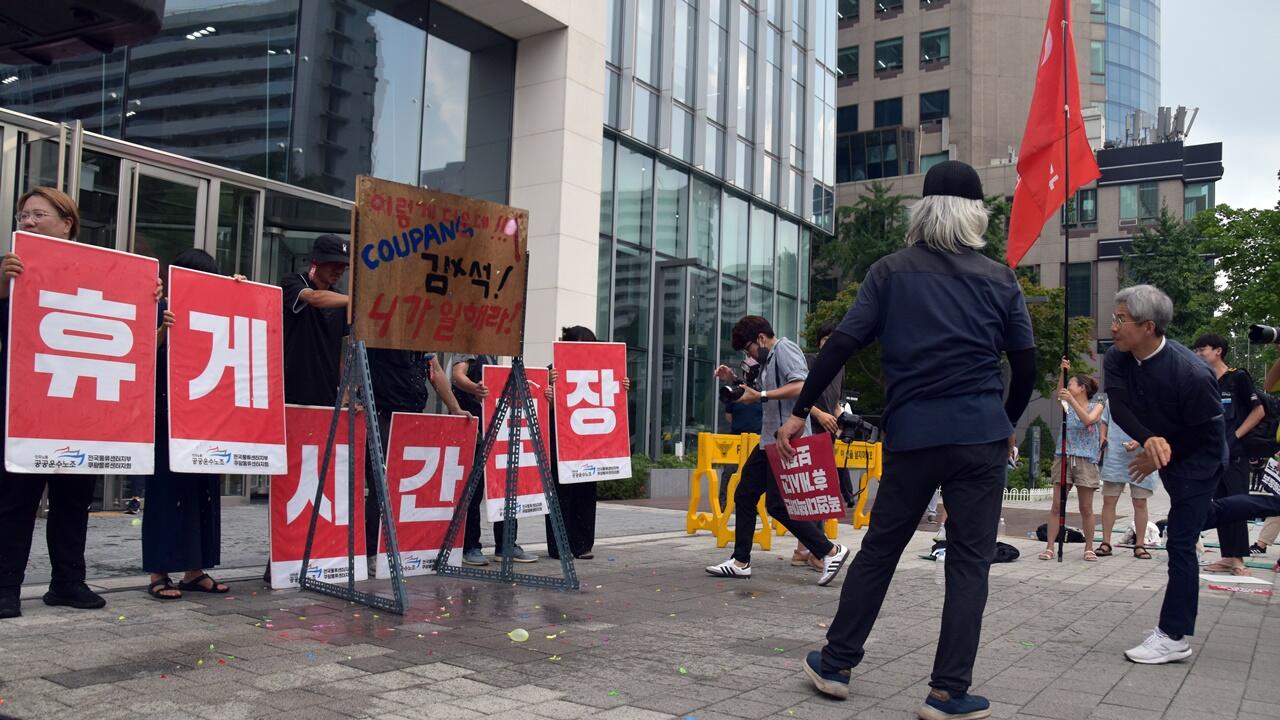 쿠팡 대책위원회 대표 권영국 변호사가 물풍선을 던지는 퍼포먼스에 참여했다.