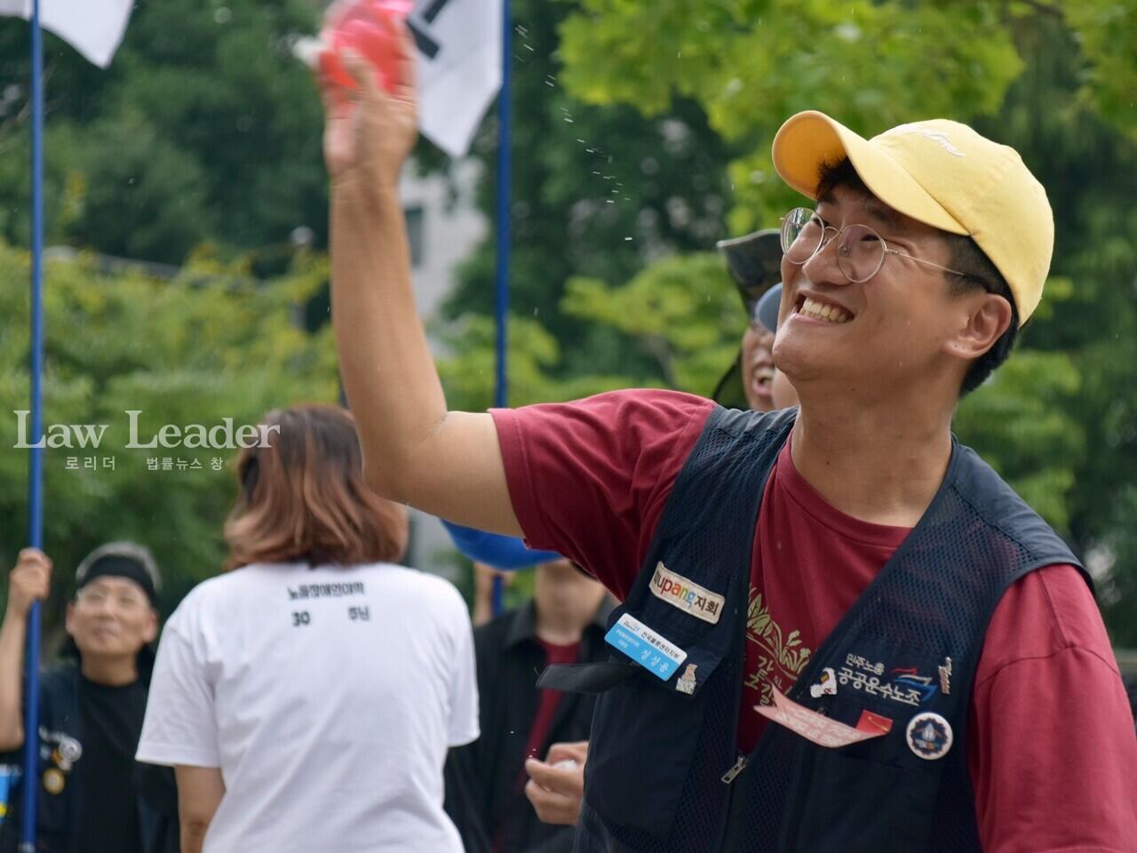 정성용 쿠팡물류센터지회장이 김범석 쿠팡 의장에게 니가 일하라는 물풍선을 던지는 퍼포먼스를 하고 있다.