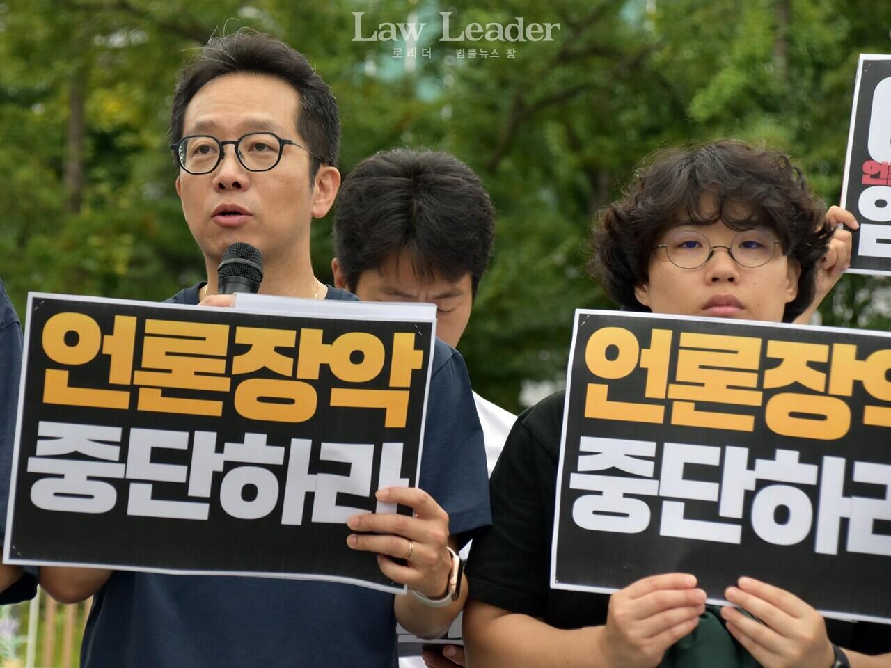 민언련 채영국 공동대표(왼쪽) 한국여성민우회 이윤소 활동가(오른쪽)