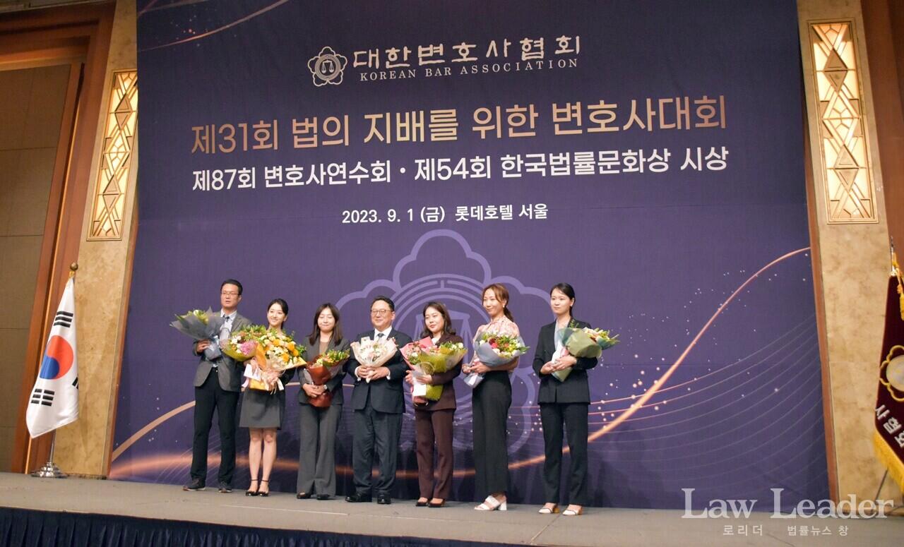 김영훈 대한변호사협회장이 우수언론인상 수상자들과 기념 촬영.