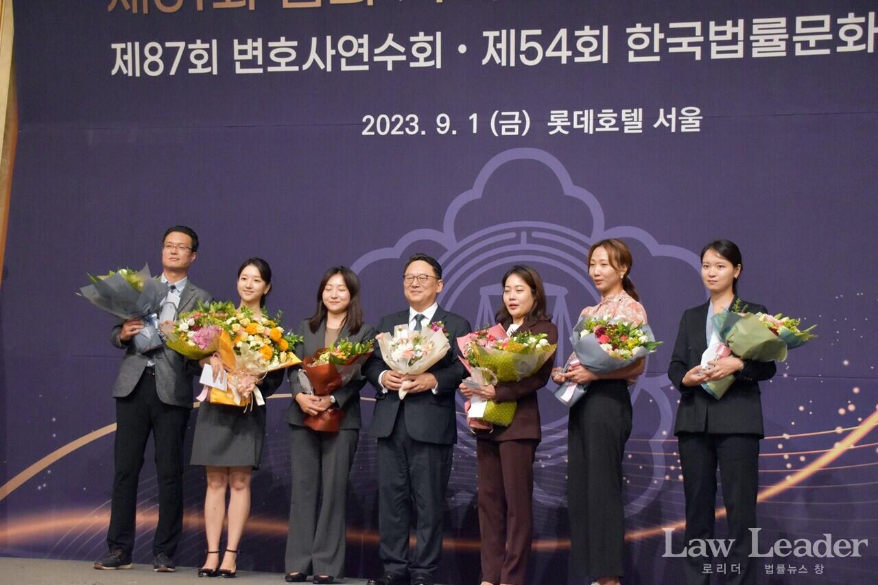 김영훈 대한변호사협회장이 우수언론인상 수상자들과 기념 촬영.