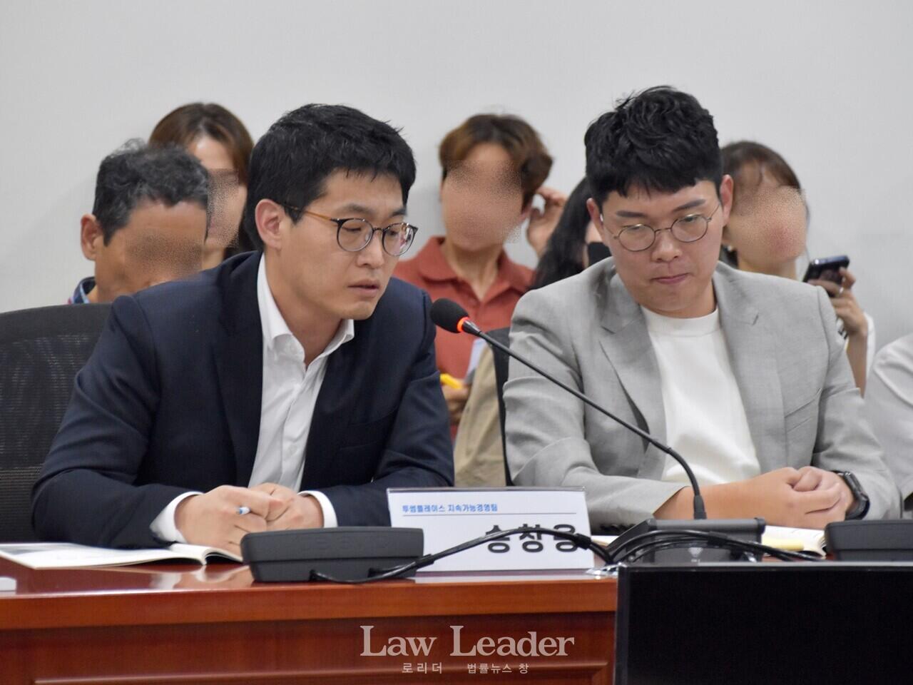 투썸플레이스 지속가능경영팀 송창용 팀장(왼쪽), (주)즐거운 이준영 본부장(오른쪽)