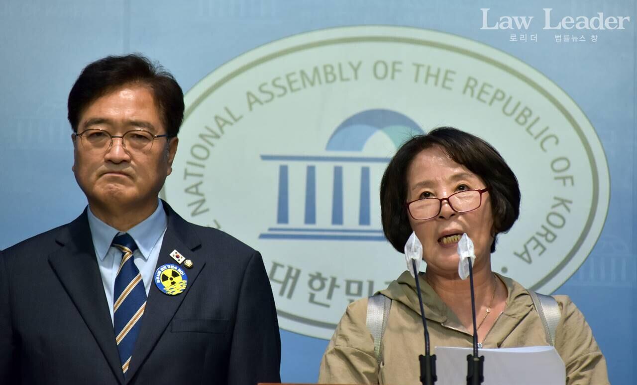 기자회견하는 우원식 국회의원과 한혜경씨 어머니 김시녀님