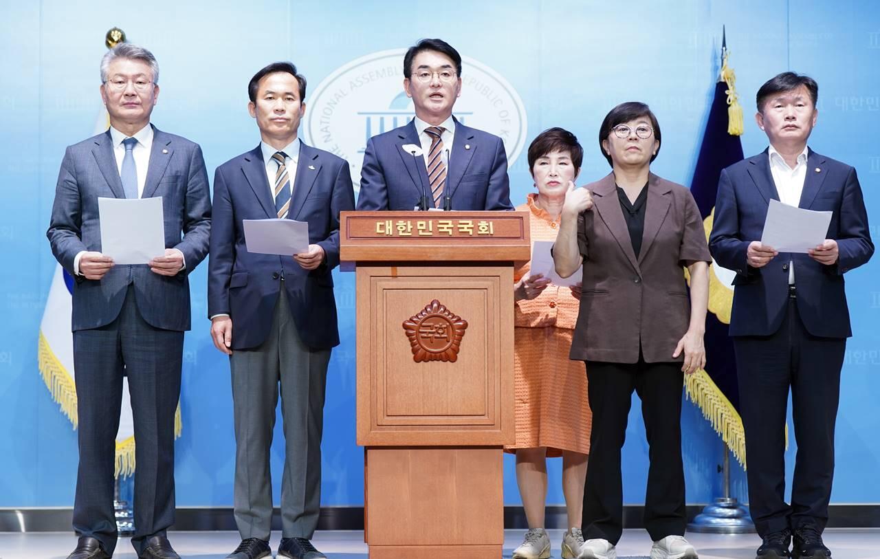 6일 이균용 대법원장 후보자 인준 부결 요청하는 기자회견을 개최한 민주당 인사청문위원들. 좌측부터 김회재 의원, 김승남 의원, 박용진 의원, 전혜숙 의원, 서동용 의원 / 사진=박용진 의원실