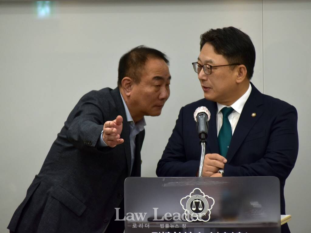대한변호사협회 김영훈 협회장(오른쪽), 대한변호사협회 허정 사무국장(왼쪽)