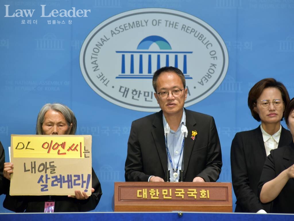 왼쪽부터 故 강보경 씨 어머니 이숙련 씨, 박주민 더불어민주당 원내수석부대표, 강은미 정의당 국회의원