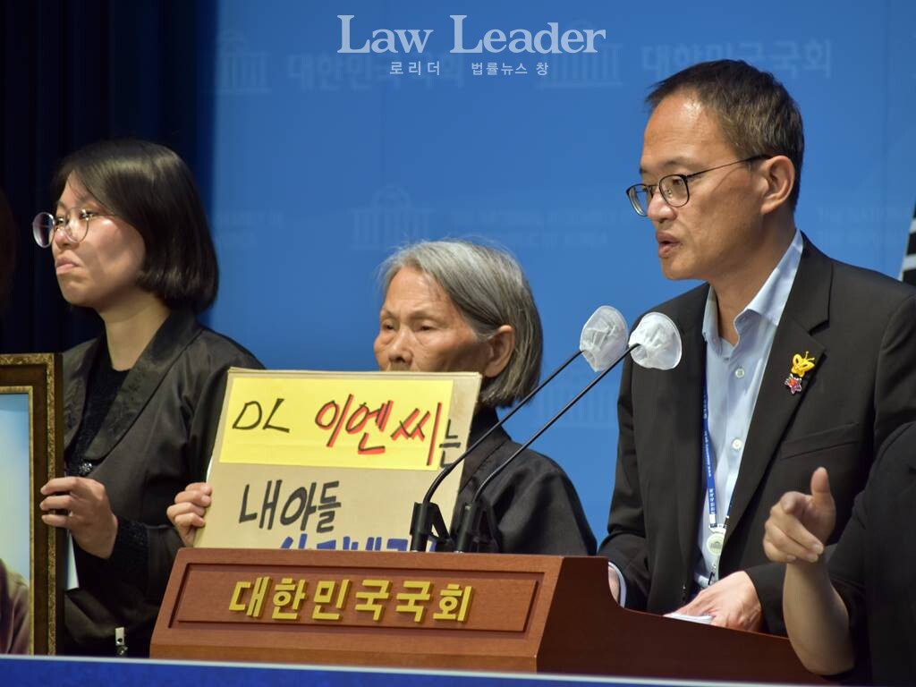 왼쪽부터 故 강보경 씨 누나 강지성 씨, 어머니 이숙련 씨, 박주민 더불어민주당 원내수석부대표