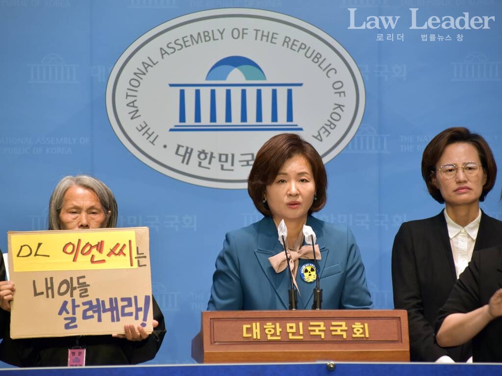 왼쪽부터 故 강보경 씨 어머니 이숙련 씨, 이수진(비) 더불어민주당 국회의원, 강은미 정의당 국회의원