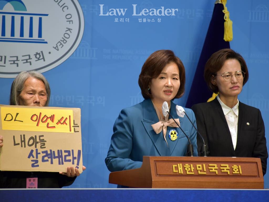 왼쪽부터 故 강보경 씨 어머니 이숙련 씨, 이수진(비) 더불어민주당 국회의원, 강은미 정의당 국회의원