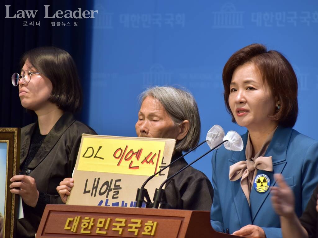 왼쪽부터 故 강보경 씨 누나 강지성 씨, 어머니 이숙련 씨, 이수진(비) 더불어민주당 국회의원